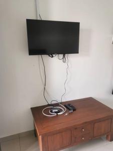 TV a/nebo společenská místnost v ubytování Teratak Tuan Muda Homestay