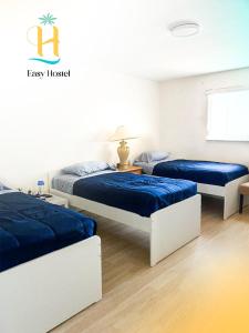 سرير أو أسرّة في غرفة في Easy Hostel