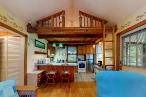 Una cocina con encimeras y sillas de madera en una habitación. en The House on Hobson Lane, en Wells