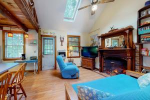 Una sala de estar con chimenea y televisión. en The House on Hobson Lane, en Wells