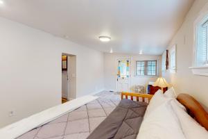 un dormitorio con una cama y una ventana en The House on Hobson Lane, en Wells