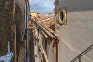 an overhead view of an alley between two buildings at Cheyenne's House in Siracusa