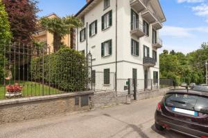 a black car parked in front of a building at Olmo Suites in Como