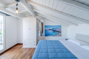 Un dormitorio con una cama y un cuadro en la pared. en Cheyenne's House, en Siracusa