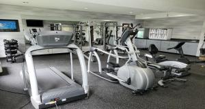 a gym with several treadmills and exercise bikes at Best Western Louisville South - Shepherdsville in Shepherdsville