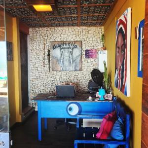 a blue desk in a room with a wall at Kabatukila Pousada in Natal