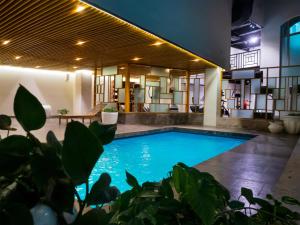 una piscina en medio de una casa en Marriott Torreon Hotel, en Torreón