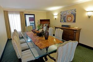 une salle à manger avec une table et des chaises en verre dans l'établissement Marriott Torreon Hotel, à Torreón