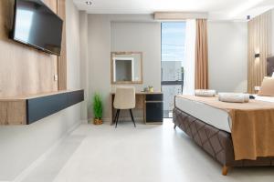 1 dormitorio con cama y escritorio con espejo en Trio Resort, en Ulcinj