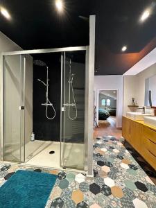 Photo de la galerie de l'établissement La Suite, à Saint-Martin-de-Londres 8 autres photos