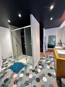 a bathroom with a shower and a sink at La suite avec jacuzzi in Saint-Martin-de-Londres