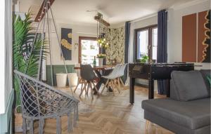 sala de estar con piano y mesa en Cozy Home In Ulmen With Kitchen, en Ulmen