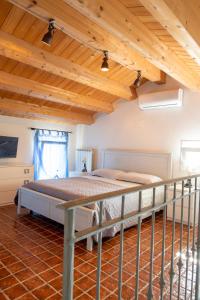 una camera con letto in una stanza con soffitti in legno di Delta House a Taglio di Po