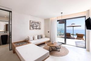 Χώρος καθιστικού στο KOIA All - Suite Well Being Resort - Adults Only