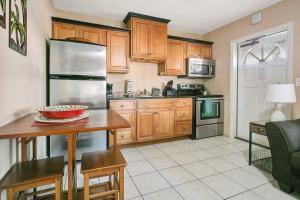 Kuchyň nebo kuchyňský kout v ubytování Five Palms Vacation Rentals- Daily - Weekly - Monthly