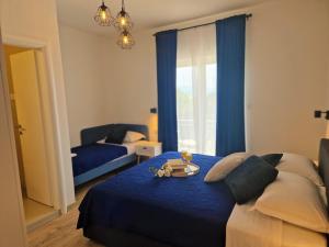 een slaapkamer met een blauw bed en een dienblad met eten erop bij Apartment Ana - Gradac in Gradac