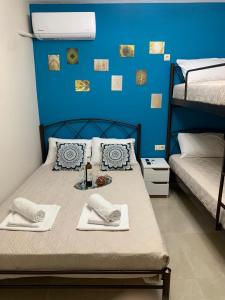 Zimmer mit einem Bett mit blauer Wand in der Unterkunft Sweet Maison Apartment in Paralia Katerinis