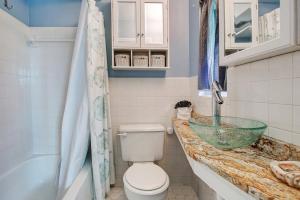 een badkamer met een wastafel, een toilet en een bad bij Five Palms Vacation Rentals- Daily - Weekly - Monthly in Clearwater Beach