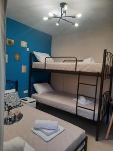 Zimmer mit 2 Etagenbetten und einem Tisch in der Unterkunft Sweet Maison Apartment in Paralia Katerinis