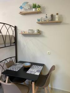 einen schwarzen Tisch und Stühle in einem Zimmer in der Unterkunft Sweet Maison Apartment in Paralia Katerinis