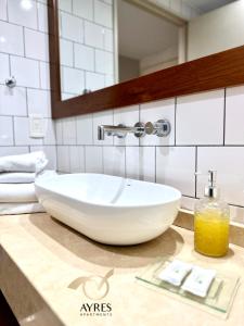 lavabo blanco en la encimera del baño en Ayres Apartments Palermo en Buenos Aires