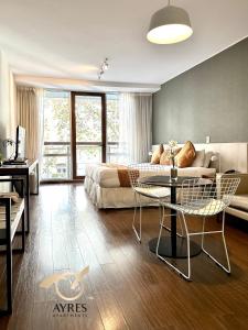 1 dormitorio con cama, mesa y sofá en Ayres Apartments Palermo en Buenos Aires
