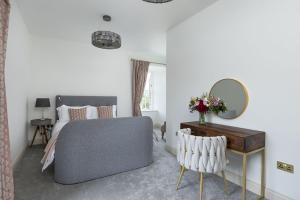 un dormitorio con una cama y un espejo en East Wing, en Thornhill