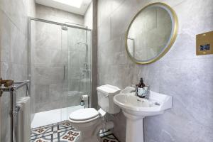 Un baño con inodoro, lavabo y ducha. en East Wing, en Thornhill 3 fotos más