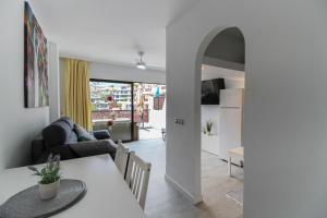 TV a/nebo společenská místnost v ubytování Beautiful penthouse apartment with heated swimming pool Golf del Sur