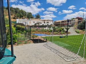 塔維拉的住宿－Quinta do Silêncio T2，庭院内带乒乓球桌的游乐场