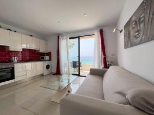 uma sala de estar com um sofá e vista para o oceano em Apartamento con excelente ubicación y vistas al mar em Calpe