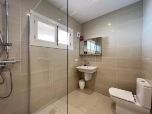 uma casa de banho com um chuveiro, um WC e um lavatório. em Apartamento con excelente ubicación y vistas al mar em Calpe