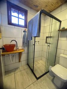 ein Bad mit einer Dusche, einem Waschbecken und einem WC in der Unterkunft CAFOFO DA GIO in Conceição da Ibitipoca