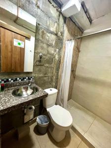 een badkamer met een toilet en een wastafel bij Carriqui Underground in Pereira