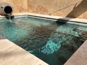 Bazén v ubytovaní Can Met Mosso, Casa rural con Piscina Climatizada alebo v jeho blízkosti