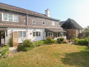 una casa con un prato davanti di Primrose Cottage a Paignton