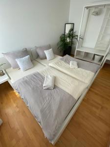uma cama grande com duas almofadas num quarto em GHR Apartment em Simbach am Inn
