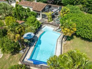 an overhead view of a swimming pool in front of a house at Le domaine du coudret in Saintes