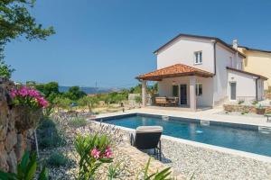 eine Villa mit einem Pool und einem Haus in der Unterkunft Villa Albina in Skrbčići