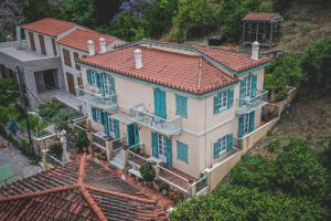 una vista aérea de una gran casa blanca con techo rojo en Acronafplia Pension A, en Nauplia