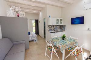 a kitchen and living room with a table and chairs at Perladelmare in Avola