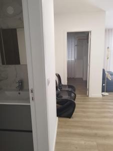 um corredor com cadeiras de couro preto num quarto em BUS STATION Suites & Studios em Coimbra