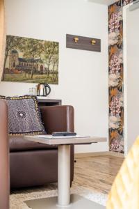 a living room with a couch and a table at Hotel Veere in Veere