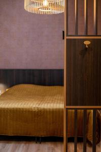 um quarto com uma cama e um lustre em Hotel Veere em Veere