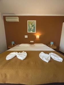 a bedroom with a bed with white towels on it at Juiceven Studios in Alcabideche
