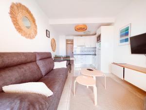 ロス・クリスティアーノスにあるDuplex with Heated Pool ocean view in Los Cristianos LC54のリビングルーム(ソファ、テーブル付)