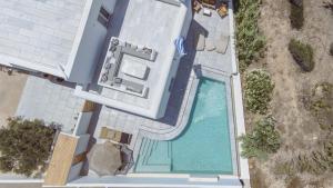 an overhead view of a swimming pool next to a house at Villa Yialos in Antiparos Town
