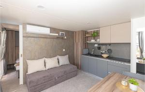 Una sala de estar con un sofá y una cocina. en Gorgeous Home In Brodarica, en Brodarica