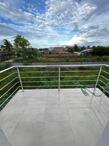 białe krzesło na balkonie w obiekcie Residencial Casa Grande - Apto 03 w mieście Santa Cruz Cabrália