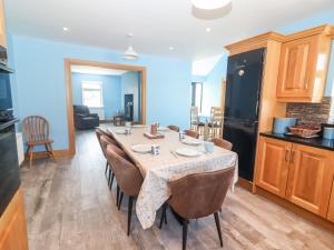 een keuken met een tafel en stoelen in een kamer bij Lack Cottage in Tralee